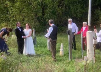 عروس تتزوج على الحدود بين كندا وأمريكا بعد 35 عاما من لقائها الأول بحبيبها