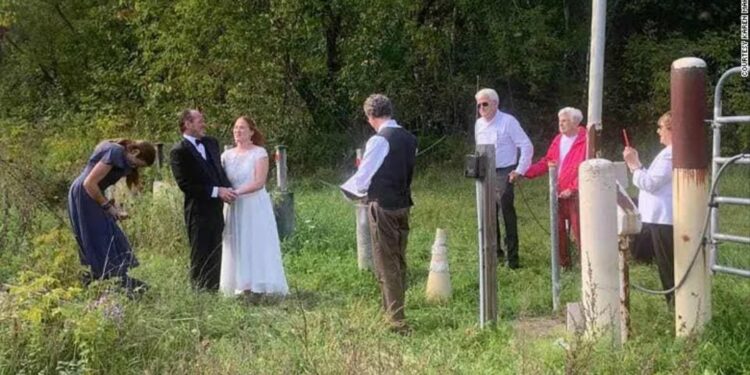 عروس تتزوج على الحدود بين كندا وأمريكا بعد 35 عاما من لقائها الأول بحبيبها