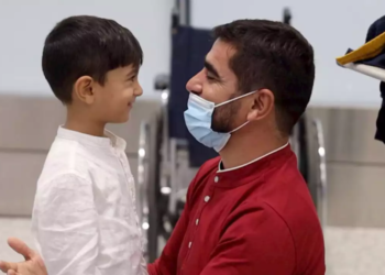 كندا وقطر تجمعان طفل أفغاني مع والده في تورنتو