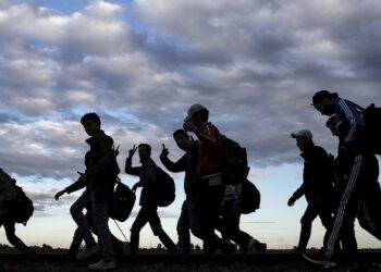 شخصيات سوريّة تحذّر من كارثة نتيجة الهجرة الكثيفة التي تشهدها سوريا