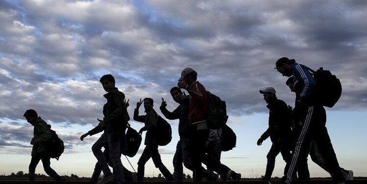 شخصيات سوريّة تحذّر من كارثة نتيجة الهجرة الكثيفة التي تشهدها سوريا