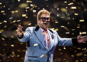تأجيل حفلات إلتون جون هذا العام بسبب خضوعه لعملية جراحية