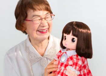 آيمي تشان… دمية ناطقة لكنها ليست للأطفال!