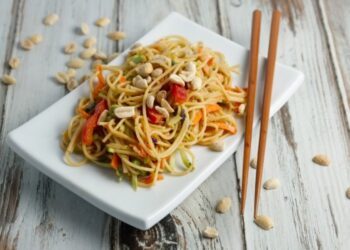 اندومي بالدجاج والفول السوداني