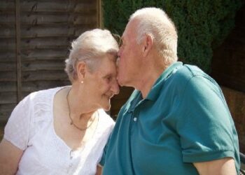 قصة رجل انتظر 58 عاما كي يعانق أمه