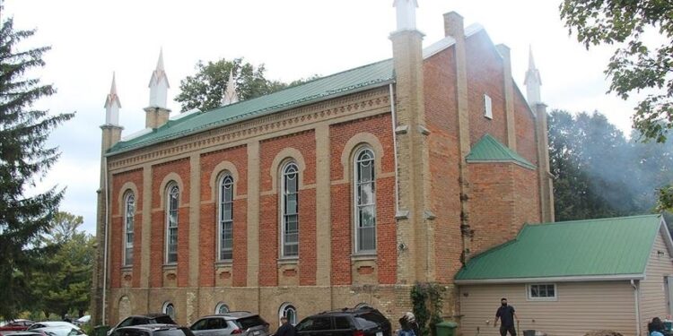 أتراك الأويغور يشترون كنيسة تاريخية في كندا ويحولوها لمسجد