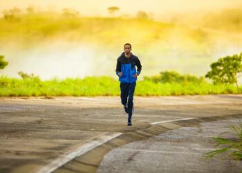 يحددون المدد وعدد المرات.. أطباء يصفون المشي لمرضاهم.. ماذا يعالج؟