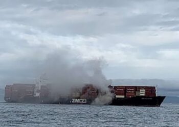 غازات سامة تنبعث من سفينة شحن مشتعلة قبالة سواحل كندا