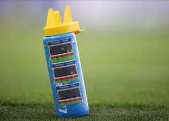 قارورة ماء بيكفورد تخطف الأنظار في مباراة إيفرتون ووستهام في البريميرليغ