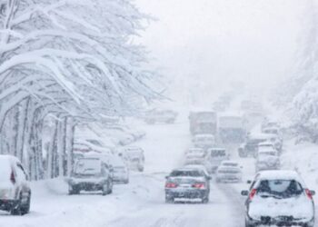 كندا: عاصفة تتسبب بانقطاع الكهرباء عن آلاف المنازل