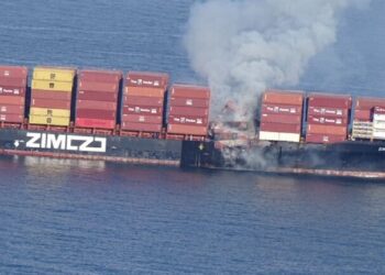 كندا.. سقوط أكثر من 100 حاوية من سفينة شحن تعرضت للحريق