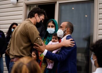 جاستن ترودو يقضي عيد الشكر الكندي مع أسرة لاجئة من أفغانستان