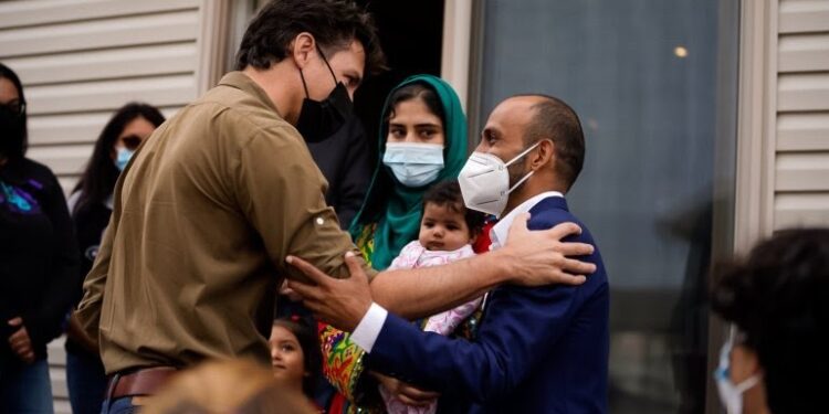 جاستن ترودو يقضي عيد الشكر الكندي مع أسرة لاجئة من أفغانستان