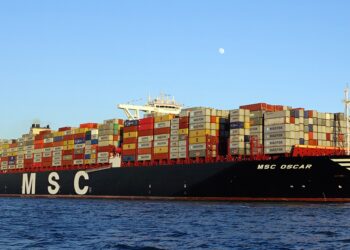 كندا تنقذ 16 شخصا كانوا على متن سفينة مشتعلة في عرض البحر..