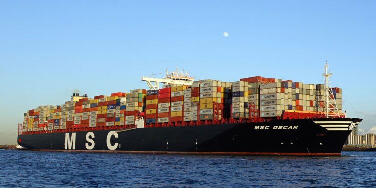 كندا تنقذ 16 شخصا كانوا على متن سفينة مشتعلة في عرض البحر..