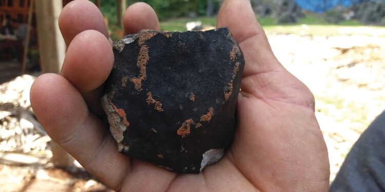 تحطم نيزك على سطح منزل وسرير امرأة كندية