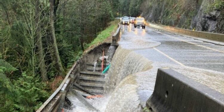 كندا.. مصرع امرأة في سيول جارفة