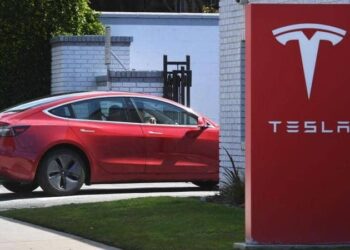 تسلا تسعى لتصدير معدات تصنيع البطاريات الكهربائية من كندا