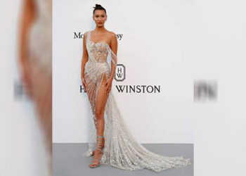 التاريخ بيعيد نفسه.. بيلا حديد تعيد موضة الحواجب الرفيعة من التسعينات بإطلالتها