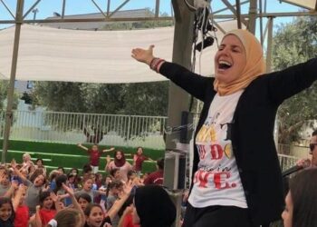 هل جربت علاج مرضك بالضحك؟.. هذا التقرير قد يغير رأيك