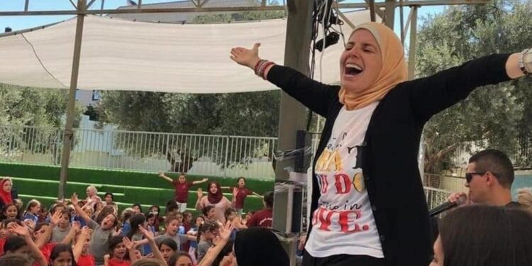 هل جربت علاج مرضك بالضحك؟.. هذا التقرير قد يغير رأيك