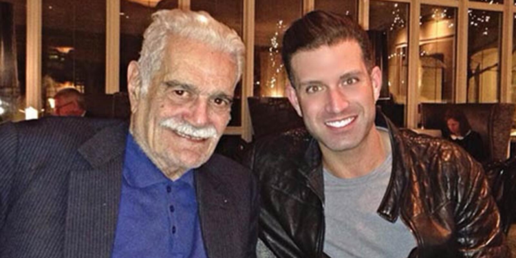 نصف يهودي.. حفيد عمر الشريف يكشف كيف واجه جده بـ “مثليته الجنسية”