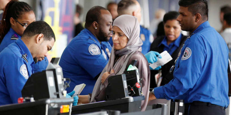 مع فتح حدود الولايات المتحدة.. أزواج وأجداد ينتظرون عناق أحبائهم