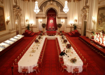 الملكة إليزابيث تزن ضيوفها في عشاء عيد الميلاد!!