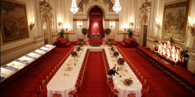 الملكة إليزابيث تزن ضيوفها في عشاء عيد الميلاد!!