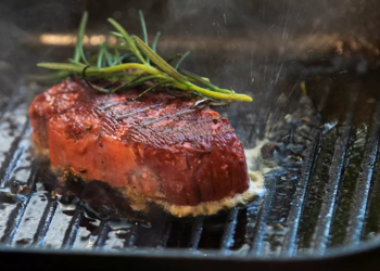 دراسة تكشف سر تفضيل الرجال لتناول كميات كبيرة من اللحوم الحمراء
