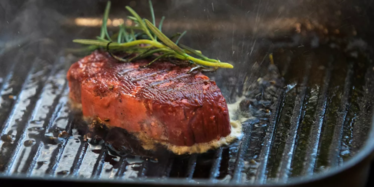 دراسة تكشف سر تفضيل الرجال لتناول كميات كبيرة من اللحوم الحمراء