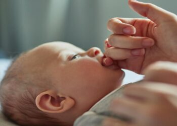 طرق لتعامل مع ظاهرة العضّ عند طفلكِ