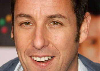 كومبارس آدم ساندلر وظيفة جديدة بانتظارك في تورونتو