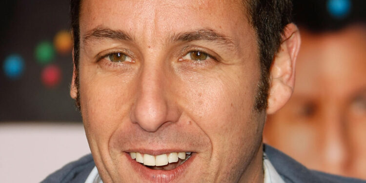 كومبارس آدم ساندلر وظيفة جديدة بانتظارك في تورونتو