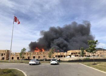 حريق هائل في هاميلتون يلتهم عدة منازل قيد الإنشاء