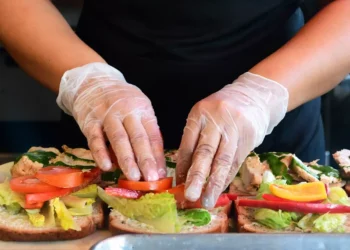 تسمم مجموعة اشخاص في مطعم شمال تورنتو