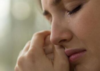 فوائد البكاء النفسية والبدنية