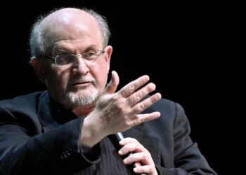 قفزة بمبيعات “آيات شيطانية” بعد محاولة اغتيال سلمان رشدي