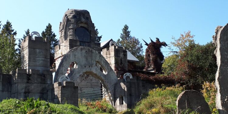 حديقة في أونتاريو تشعر وكأنها مدينة الهالوين هل قمت بزيارتها ؟