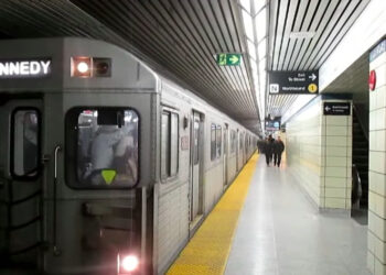 فتاة بسن الرابعة وحيدة على سكة المترو في تورونتو