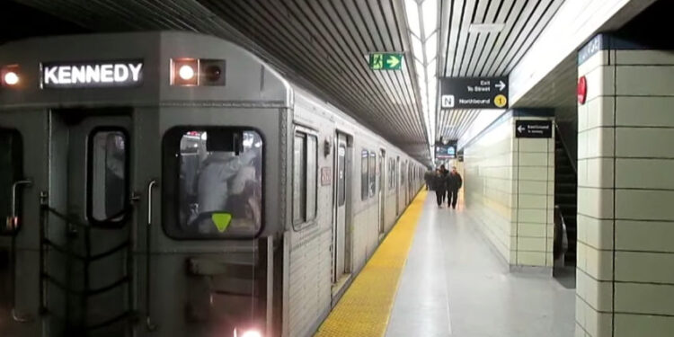 فتاة بسن الرابعة وحيدة على سكة المترو في تورونتو