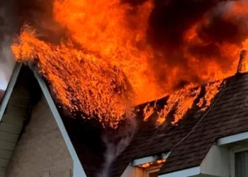 اندلاع حريق في مجمع سكني واخلاء للسكان بريتشموند هيل