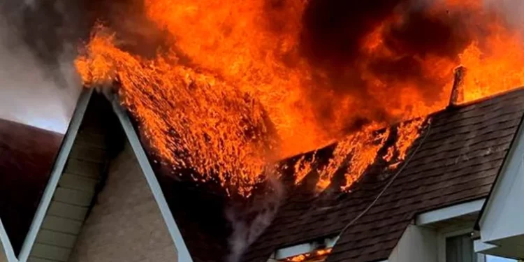 اندلاع حريق في مجمع سكني واخلاء للسكان بريتشموند هيل