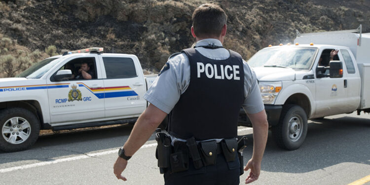 رجل يختطف امرأة ويسرق سيارة في بيل وشرطة تبحث عنه