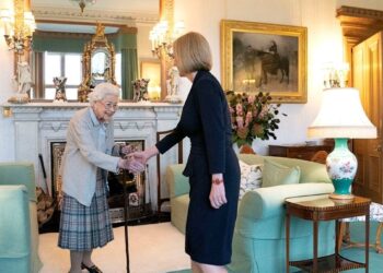 الملكة إليزابيث تعين ليز تراس رسمياً رئيسة لوزراء بريطانيا