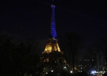 باريس تطفئ أنوارها تحسباً لشتاء قاس