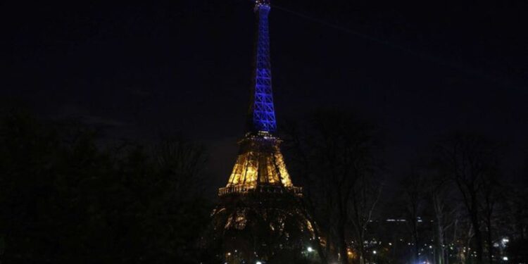 باريس تطفئ أنوارها تحسباً لشتاء قاس