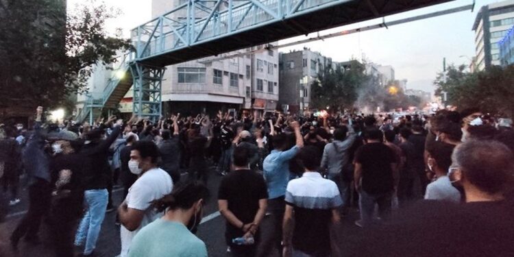 الأزمة الإيرانية تتسع 31 قتيلاً منذ بدء التظاهرات