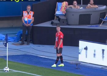 مشجّعان يتابعان مباراة كرة القدم من الجاكوزي