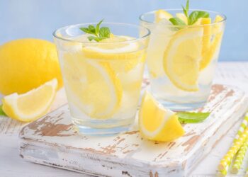 أسباب تجعلك تضيف الليمون إلى ماء الشرب